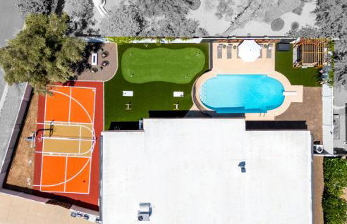 Pickleball Court~ Hot Tub & Pool~ Mini Golf~Games - Foto 1