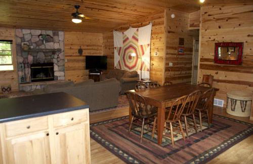 Upscale Camping Cabin for Nine by Squaw Lake in Wisconsin - Foto 3