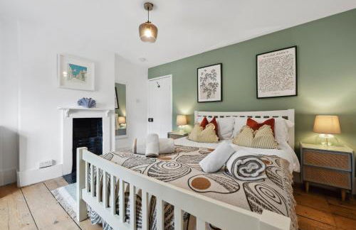 2-Bedroom Stylish & Gorgeous, Cosy Westgate Cottage Retreat, Central Winchester, Free On-Street Parking Permit, with Garden, Close to Cathedral - Sleeps 6, Pets are Welcome - by Blue Puffin Stays - Foto 32