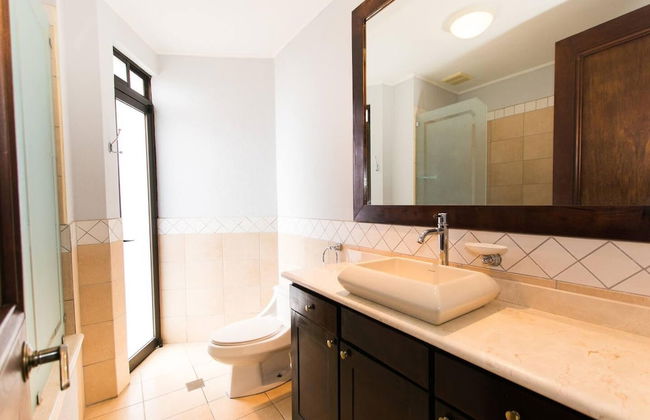 Recently Renovated Luxury Condo with Resort-Style Beach Club Access and Ocean Views - Photo 18