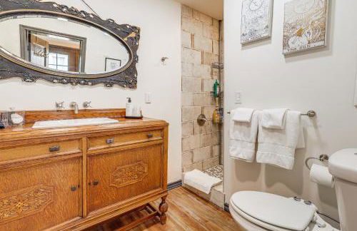 Walk to Dtwn Home with Vintage Charm in Cañon City! - Foto 14