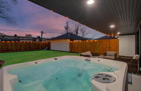 5-BD Modern Central Getaway w Hot Tub - Mins to DT - Foto 31