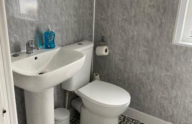 ML Short Stays - 3 Bedroom House Near BAE - Photo 8