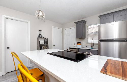 Walk to Downtown - 7min to beach - King bed & Free parking - Foto 14