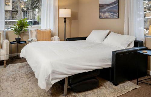 Theatrical Escape South Hill Home near Downtown - Foto 27