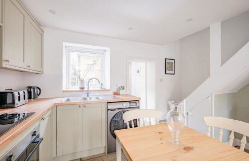 Cosy Cottage in Crewkerne Free on Street Parking - Photo 4