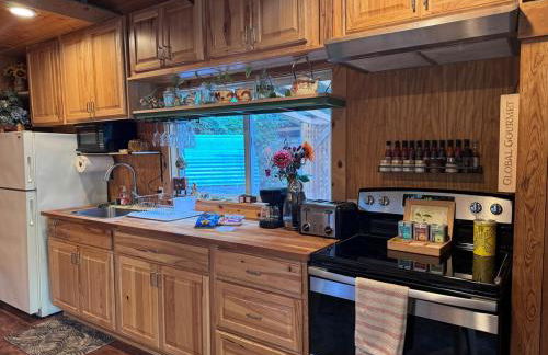 Enchanted Hollow- Cozy, Romantic Woodland Getaway - Photo 41