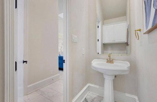 Luxury Oak Lawn Home | Game Room, Parking, Balcony - Foto 19