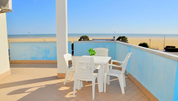 "flat in a Seafront Building With Swimming Pool" - Photo 2, Primary image