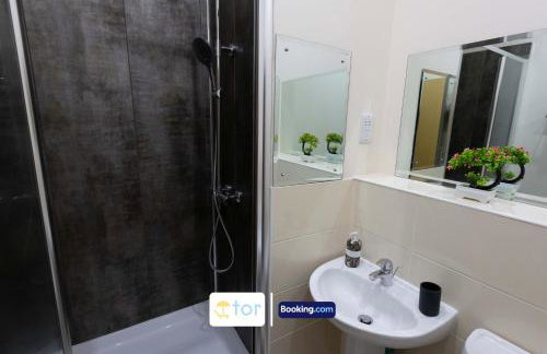 Large 2 Bedroom Apartment By The One Retreats Short Lets & Serviced Accommodation Horley Close To Gatwick Airport - Foto 45