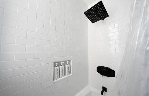 City Lights and Rooftop Nights by Rather Be Properties - Foto 19