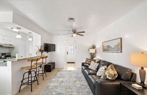 Covered Back Patio Covered Parking Game Room WIFI Smart TV's every room Washer & Dryer - Foto 11