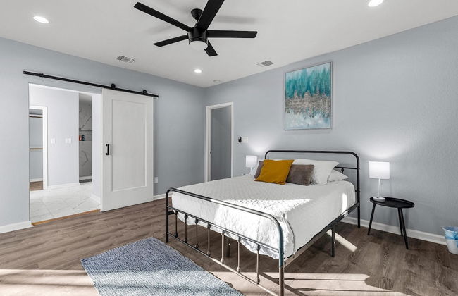 Inviting 4BR 2 5BA Downtown Home With Ample Space - Photo 13