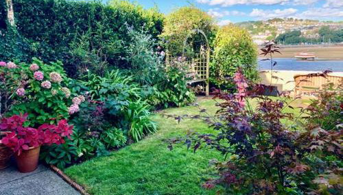 A unique and spacious river front property - Foto 4, Garden