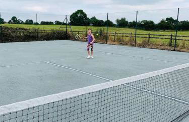 The Granary at Pentregaer Ucha, tennis court & lake. - Foto 19