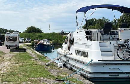 L'Amazone - bateau à quai sur le canal de bourgogne - Foto 17