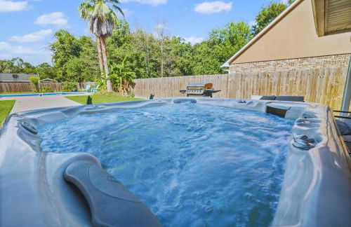 Endless Summer Retreat with Private Pool near Beach - Foto 4