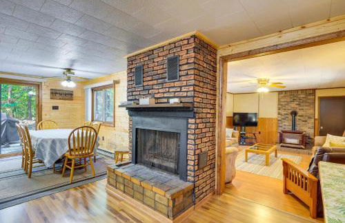 2 Blocks to Boat Ramp Higgins Lake House with Grill - Foto 5