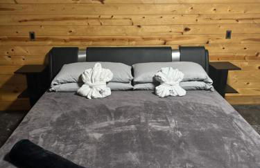 Private Retreat with Pond, Pool and Hot Tub - Photo 22