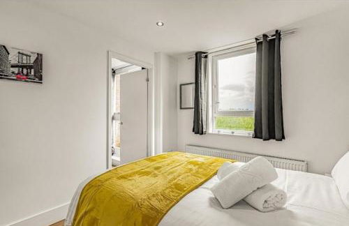 Amazing Marina-Overlooking 1Bed - Photo 5