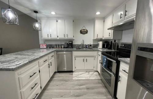 Entire Modern House with King bed & 65inTV - Foto 13