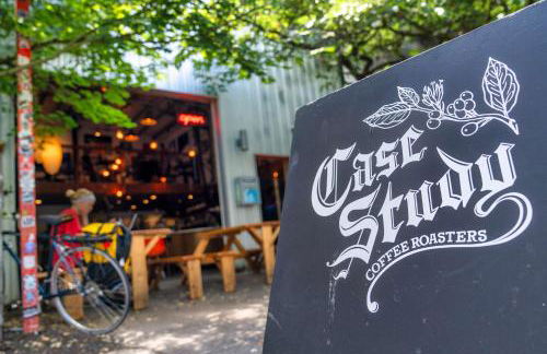 Stay Portland - The Tiny Oasis Steps to Local Coffee & Restaurants - Photo 16