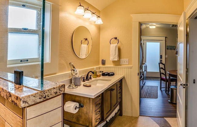 Redtail Suites ~ Entire Home ~ Sleeps 12 ~ Tesla Station - Foto 30