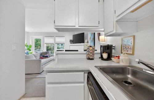 Free Parking - City Views - Near Attractions - Foto 14