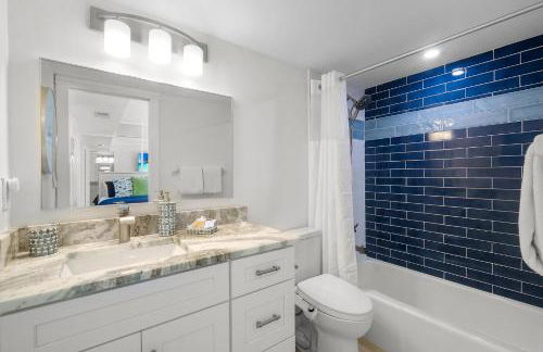 Luxury direct oceanfront corner with large private balcony, heated pool and garage - Photo 21