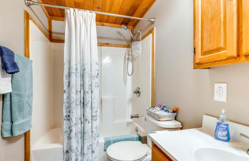 Inviting Peru Cabin with Patio, Grill and River Access - Foto 12