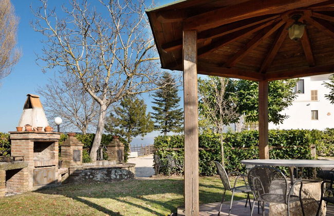 Sun-kissed Holiday Home With Swimming Pool - Photo 12