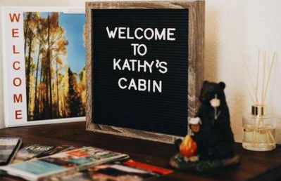 Kathys Cabin, King Bed, Hot Tub, Near-NAU & Downtown attractions, Perfect Year-Round Mountain Getaway - Photo 8