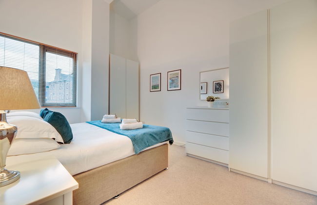 Crown Apartments By Week2Week - Photo 9