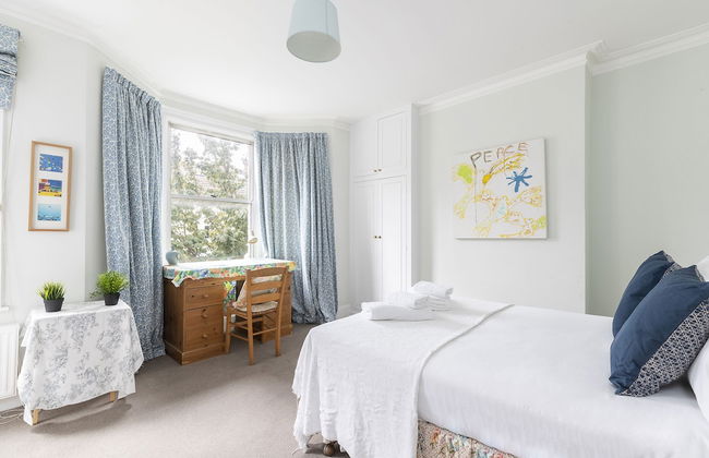 JOIVY Charming 3 bed house with a rooftop terrace - Photo 9