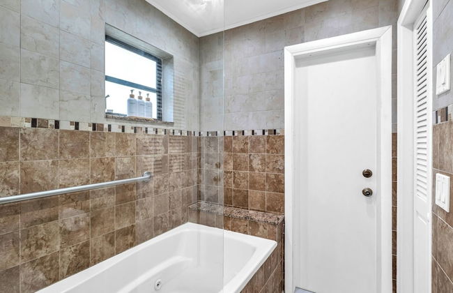 Family-friendly 5BR Home w/ Heated Pool & Parking - Foto 27