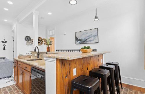 Chic 2BR retreat near French Quarter - Photo 12