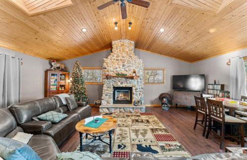 Spacious 4BR Cabin • Sleeps 12 • Games •Near Dells - Foto 1
