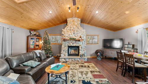 Spacious 4BR Cabin • Sleeps 12 • Games •Near Dells - Foto 1, furniture, pet friendly, heating