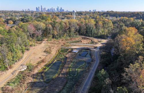 2BR Home with Fenced Backyard, Minutes to Uptown - Foto 32