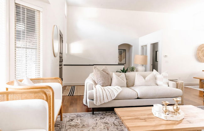 Private Luxury Oasis w Pool HT Parking - Photo 19