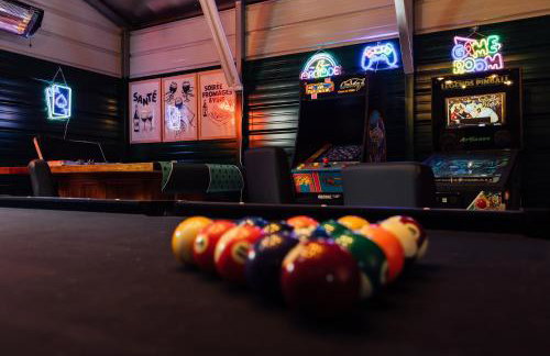 Luxe Lodge Escape - Hot Tub-Outdoor Movies-Game Room-Fire Pit - Foto 79