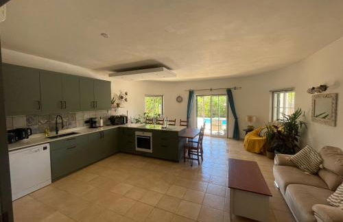 Spacious 3 bedroom villa with pool - Foto 14