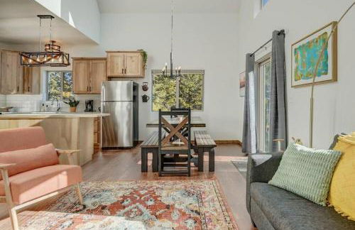 Rustic cabin charm w/ hot tub, arcade basketball - Foto 59