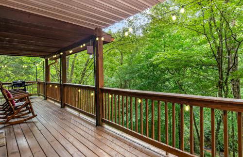 Amazing Creek View Cabin w/ Hot Tub, Firepit & Pool Table - Foto 60