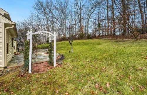 Bright Family Retreat with Private Backyard & Loft - Foto 14