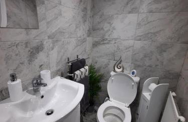 2 Bed House - Sleeps 6 - Parking - Wifi - Photo 13