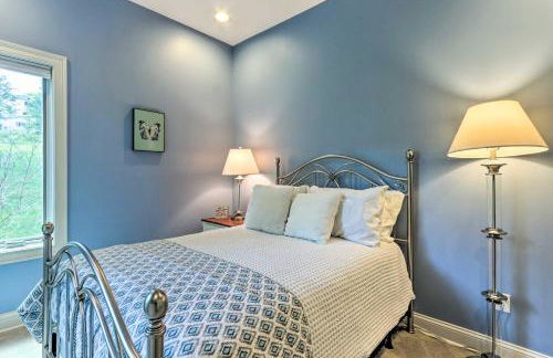 Walk to Lake Middlefield Home with Fire Pit - Foto 22