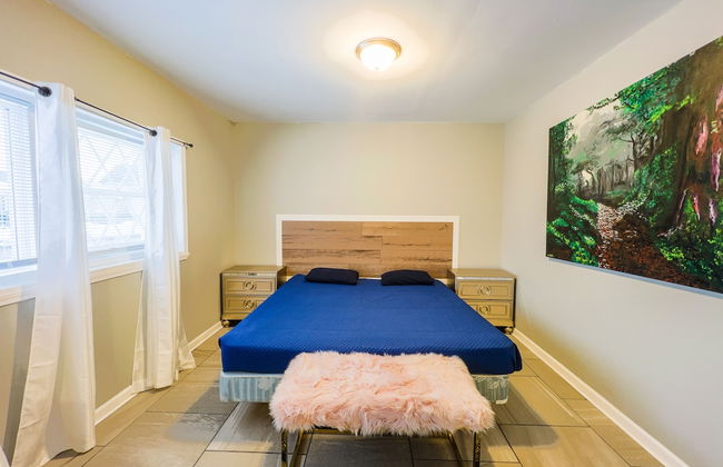 The Stone Castle - With Private Yard & Parking, Near Falls & Casino by Niagara Hospitality - Foto 3