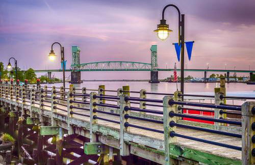 Dog-friendly downtown condo with riverfront balcony - walk to shops & eateries - Foto 35