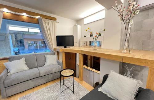 "R&P apartment", short term stay, elegant design, Bisceglie metro station, easy for San Siro and Fiera Milano, free parking - Foto 2